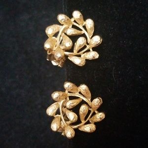 Vintage gold leaf design clip earrings